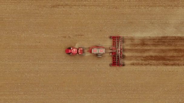 红色联合收割田里的小麦 顶部视图 在田里工作的收割机 无人机的俯瞰 图库视频片段