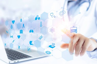 Tıbbi tedavi konseptlerinin tıbbi teknoloji teşhisi. Doktor ve dokunmatik ikonun steteskopu. Tıbbi Teknoloji, Ağ bağlantısı sanal ekran arayüzünü analiz ediyor. Hastane bulanıklığı Backgroun