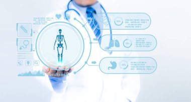 Vücudun tıbbi teknoloji teşhisi. Doktor el ele tutuşuyor. 3 boyutlu kemik ikonu. Tıbbi teknoloji ağ bağlantısının sanal ekran arayüzünü analiz eder. Büyük veri.