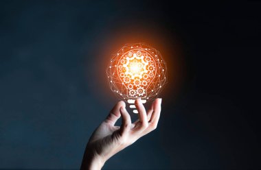 Yenilik teknolojisi kavramı. El Simgesi Ampulüne Dokunmak. Yenilikçi ilhamla kavram. Başarı yeni fikirlerden yenilikçi teknolojiye başlar. İnternetten gelen bilgilere dayanır.