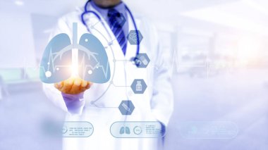 Akciğer konsepti tıbbi teknoloji teşhisi. Coronavirus hastalığı (COVID-19) sonrası belirtiler. Uzun covid 19, tıbbi teknoloji sanal ekran arayüzünü analiz ediyor. Hastane geçmişi