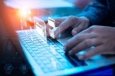 Fütüristik sanal ekran arayüzü teknolojisinde dizüstü bilgisayar kullanarak iş yapmak. Dünya çapında internet bağlantıları kablosuz cihazlar. Bilgi teknolojisi şirketler için gereklidir..