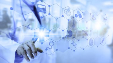 Tıbbi tedavi konseptlerinin tıbbi teknoloji teşhisi. Doktor ve dokunmatik ikonun steteskopu. Tıbbi Teknoloji, Ağ bağlantısı sanal ekran arayüzünü analiz ediyor. Hastane arkaplanı bulanık