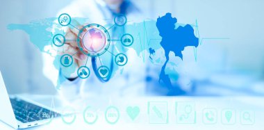 Tayland Sağlık Merkezi kavramları. Tıbbi teknoloji teşhisi. Stetoskop teşhisi koyan doktor sanal ekranda. Tıbbi teknoloji ekran ağı bağlantısını analiz eder. Hastane geçmişi bulanık