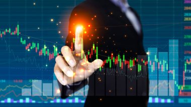 İş adamı ya da tüccar artan sanal hisse senetleri gösteriyor, ticarete yatırım yapıyor. İş başarısı konsepti. konsept sermaye yatırımları. Dijital çağda iş büyümesi. iş büyümesi.