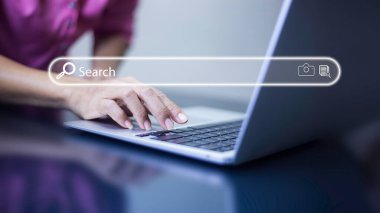 Teknoloji Arama Motoru İyimserleştirme Konsepti. İşadamı İnternet Veri Arama Motoruna tıkladı. İnternet tarayıcı bilgi ağı kavramı. El, Arama kullanarak bilgi bulmak için dizüstü bilgisayar kullanıyor.