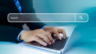 Teknoloji Arama Motoru İyimserleştirme Konsepti. İşadamı İnternet Veri Arama Motoruna tıkladı. İnternet tarayıcı bilgi ağı kavramı. El, Arama kullanarak bilgi bulmak için dizüstü bilgisayar kullanıyor.