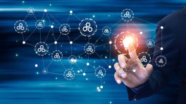İş Adamı Simge Ampulüne Dokunuyor. Yenilikçi ilhamla kavramı. İnternetteki büyük verilerden elde edilen bilgilere dayanan yeni fikirlerden yenilikçi teknolojiye geçiş.