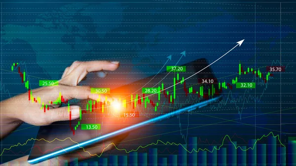 Бизнес Трейдер Демонстрирует Растущие Акции Виртуальной Голограммы Инвестируя Торговлю Инвестиции — стоковое фото