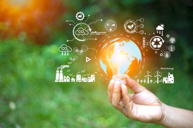 Çevre dostu enerji. Yenilik teknolojisi eko yeşil konsept. Yeşil bulanık arka planda yenilenebilir enerji kaynakları için ikon ampul. Yenilikçi ilham ile kavram. Büyük verilerden yenilikçi bir fikir