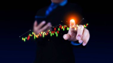 Grafik faizdeki artışı gösteriyor. Temettü fonları, borsa, iş büyümesi veya başarı konsepti için planlama ve strateji Yatırımcıların elinde büyüyen sanal holografik hisseleri göster