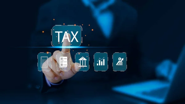 Geschäftsmann Mit Laptop Das Online Formular Für Die Einkommensteuererklärung Auszufüllen — Stockfoto