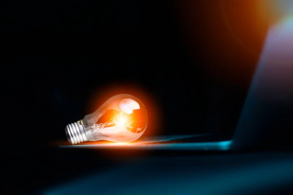 Bola Lampu Pada Laptop Keyboard Ide Baru Inovasi Konsep Teknologi — Stok Foto