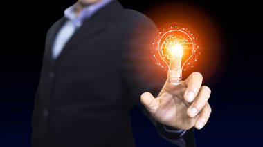 İş adamları küresel ağlarda bir simgeye dokunuyor. Yapay zeka (yapay zeka) ve küresel bilgi alışverişi ile, yapay zeka teknolojisi iş dünyasının gelecekteki dijital dünyası için gereklidir..