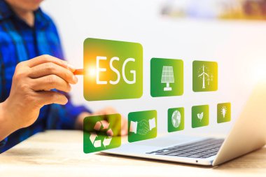 İş adamları ESG 'yi işaret ediyor, eko yeşil enerji sistemi simgesi. İnternet 0-2050, Çevresel, sürdürülebilir ve etik, çevre dostu, eko-dünya günü, dost enerji kavramı,