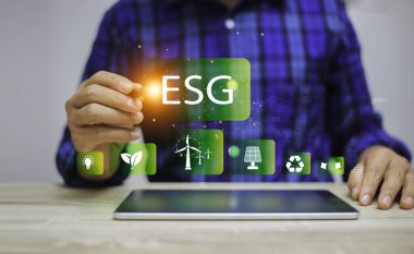 İş adamları ESG 'yi işaret ediyor, eko yeşil enerji sistemi simgesi. İnternet 0-2050, Çevresel, sürdürülebilir ve etik, çevre dostu, eko-dünya günü, dost enerji kavramı,