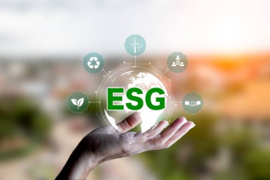 Sıfır sıfır 2050 ESG konsepti, Yeşil Dünya ile El, Bulanık yeşil yaprak arka planda rüzgar enerji ikonu. Yeşil çevre için rüzgar enerjisi. Çevrede enerji simgeleri olan iş adamı geçmişi.