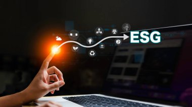 İş adamları ESG 'yi işaret ediyor, eko yeşil enerji sistemi simgesi. İnternet 0-2050, Çevresel, sürdürülebilir ve etik, çevre dostu, eko-dünya günü, dost enerji kavramı,