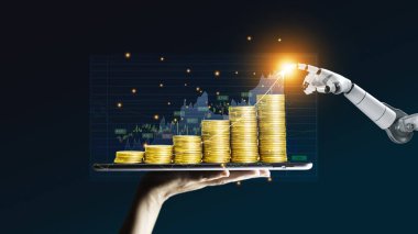 Robot ticareti konsepti. Robot el, hisse senetlerinde yapay zekanın kullanımını temsil ediyor. Altın sikkeler akıllı telefonda grafik olarak gösterilir. Dijital dönüşüm teknolojisi Ai karar verir..