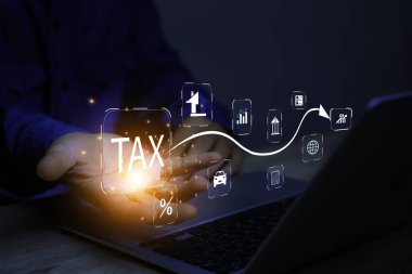 Ödeme için gelir vergisi çevrimiçi dönüş formunu doldurmak için dizüstü bilgisayar kullanan bir iş adamı. Vergi ödemek için kişisel gelir vergisi beyannamesi kullanan bir iş adamı. Gelecekteki sanal ekran arayüzü teknolojisi