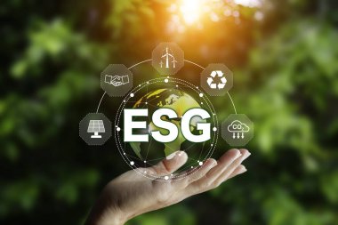 Yeşil çimen arka planında ESG ikonu. Yeşil enerji, ekolojik dünya günü konsepti. Sabah altın ışık. Çevresindeki ikon enerjisi ve çevresel koruma. yenilenebilir enerji kaynakları