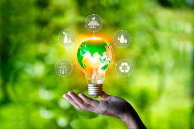 Çevresel yeşil enerji, rüzgar, güneş, su, biyokütle, jeotermal ve doğal gaz sisteminden oluşur. Dünya simgesiyle el ele tutuşan ampul. Temiz enerji ikonu ile çevrilidir. Net sıfır 2050 yenilik ilhamı