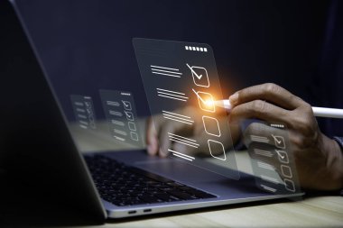 Online Belgelendirme Veri Yönetimi Kontrol Listesi. Çevrimiçi belge üzerinde dijital kontrol kağıdı ve kontrol listesi işareti kullanan bir işadamı. verimlilik kontrol listesi ve anket formunu çevrimiçi doldurma