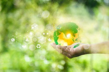 Yeşil enerji kavramı. Küresel ısınma simgeleri doğanın yeşil arka planına sahipler. Karbon Nötr 'ün çevresindeki sıfır 2050 yeşil enerji ikonu endüstride. Sıfır emisyon kavramı. yenilik fikri.