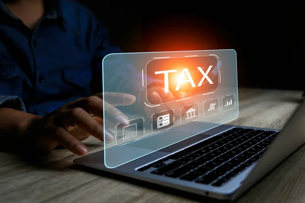商务人员使用笔记本电脑填写网上报税表 商务人员使用计算机填写个人所得税报税表来报税 — 图库照片