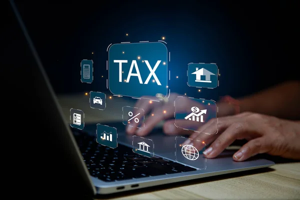 商务人员使用笔记本电脑填写网上报税表 商务人员使用计算机填写个人所得税报税表来报税 — 图库照片