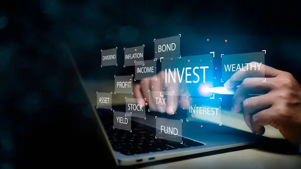Концепція Інвестиційного Фонду Бізнесмен Використовує Ноутбук Аналізуючи Дані Онлайн Інвестиційну — стокове фото