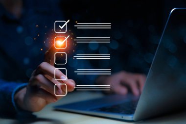 Online Belgelendirme Online Veri Yönetimi kavramı. İşadamı, kontrol listesindeki işaretleri koyu arkaplanda kırmızı işaretli işaretlerle işaretliyor..