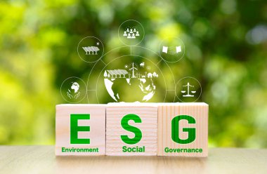 Yeşil arka planda ahşap ESG simgesi. Yenilenebilir yeşil enerji ikonu. Dünya için önemli olan yeşil enerji yenilenebilir. Çevre koruma, yenilenebilir, sürdürülebilir..