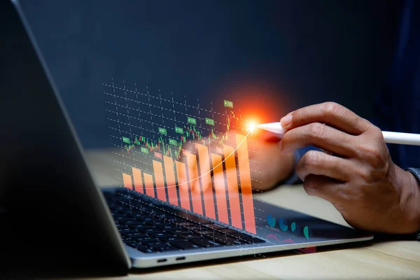 Begreppet Investeringsförmögenhet Affärsman Som Använder Bärbar Dator Analysera Data För Stockfoto