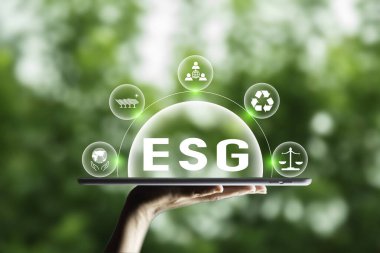 Yeşil Enerji Yenilenebilir Sürdürülebilir. ESG, doğa yeşil çimen arka planında akıllı telefondan. Çevresinde yeşil enerji simgesi var. Sektörde karbondioksit emisyonu sıfır karbon konsepti.