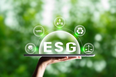 Yeşil Enerji Yenilenebilir Sürdürülebilir. ESG, doğa yeşil çimen arka planında akıllı telefondan. Çevresinde yeşil enerji simgesi var. Sektörde karbondioksit emisyonu sıfır karbon konsepti.