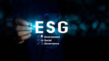 İş adamı ESG ikonunu işaret ediyor, Çevre, Sosyal, Yönetim. Yeşil Enerji Yenilenebilir Sürdürülebilir Konsept. Net sıfır emisyon fikri yenilikçi. 2050 'de karbon nötr. Karbon kredi.