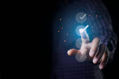 Online Belgelendirme Veri Yönetimi Kontrol Listesi. İşadamı el işaretinden işaret işaretine doğru işaret