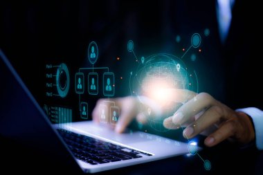 İşadamı Yönetimi Sanal Grafik Küresel İnternet Ağlarını gösteriyor. Fütürist sanal ekranda web 3.0 için veri analizi ve yönetim sistemi. Arama Motoru Optimizasyon-SEO kavramı. 