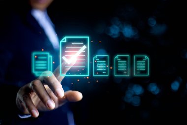 Online Belgelendirme Online Veri Yönetimi kavramı. İş adamı onay listesindeki işaretleri kontrol ediyor. Veri analizi ve Geleceğin Sanal Ekranı Belge Yönetim Sistemi.