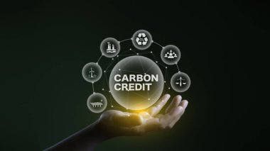 Karbon kredi piyasası konsepti. Elimde karbon kredi simgesi var. 2050 'de sıfır karbon. Çevresinde yeşil enerji simgesi var. Karbon Nötr Endüstri Ağı sıfır emisyon enerjisi. Karbon küresel ısınmayı etkiliyor.
