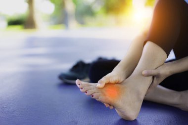 Ayak ağrısı, gut. Plantar fasiiti yaşlıların ayağında ağrı yapar. Gut hastalığının acı belirtileri. Belirtilerin çoğu parmak uçlarında ve ayağında uyuşukluk. Sağlık hizmetleri ayak hastalıkları tıbbi konsepti