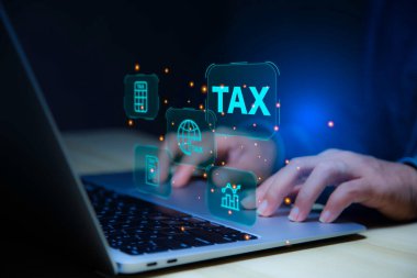 Gelir vergisi Fütürist sanal ekranda dizüstü bilgisayar verilerini kullanan bir iş adamı. Gelir vergisi sistemi simgesi. Çevrimiçi vergi ödemek. Gelecekçi sanal ekran arayüzü teknolojisi. Para tasarrufu fikri