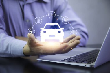 Konsept sigorta, araba, konut ve arazi faiz oranlarında artış. Çevrimiçi gelir vergisi. Ev ikonu. İş adamının elinde araba ikonu ve vergi ödemesi.