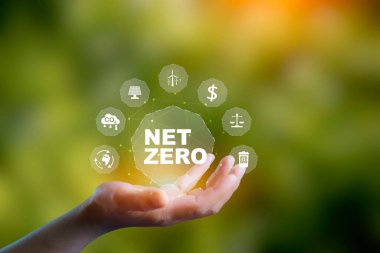 Sıfır, emisyonu azalt, karbon nötr ve ESG konsepti. net sıfır sera gazı emisyonları hedef alan iklim nötr. Mavi arkaplanda insan eli olan eko yeşil enerji sistemi simgesi