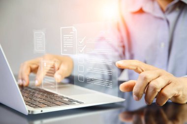 Memnuniyet anketi, online anket konsepti, memnuniyet araştırması. Veri yönetimi Online araştırma veri analizi. Sanal gerçeklik çağında çevrimiçi fikirleri araştırmak Proje onaylama işi.