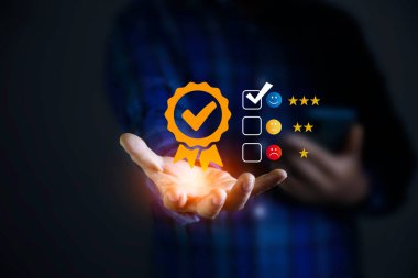 Hizmet tatmini konsepti. Pozitif duygu gülen surat ikonu ve altın yıldızlara karşı en iyi kalite güvenceyi gösteriyor. Geri bildirim, gözden geçirme, iyi, en iyi, iyi ürün ve hizmet, kalite.