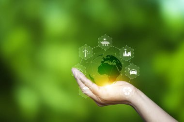 Sıfır noktası, karbon nötr kavramı. El 'deki Karbon İstihkakı Simgesi ve etrafında Yeşil Enerji ikonu. Yeşil Enerji Yenilenebilir. Net sıfır emisyon fikri yenilikçi.