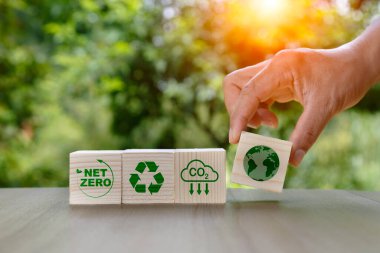 Enerji yenilenebilir, ahşap kutuda sıfır ikon yeşil doğa bulanık arka planda. 2050 'de sıfır emisyon fikri yenilikçi karbon nötr.,