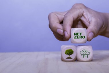 Ahşap zemindeki ahşap kutuda beton duvar arkaplanı için sıfır simge. Çevresel, sosyal, sürdürülebilir ve etik olarak sıfır noktası. 2050 yılında sıfır emisyon fikri yenilikçi karbon nötr.